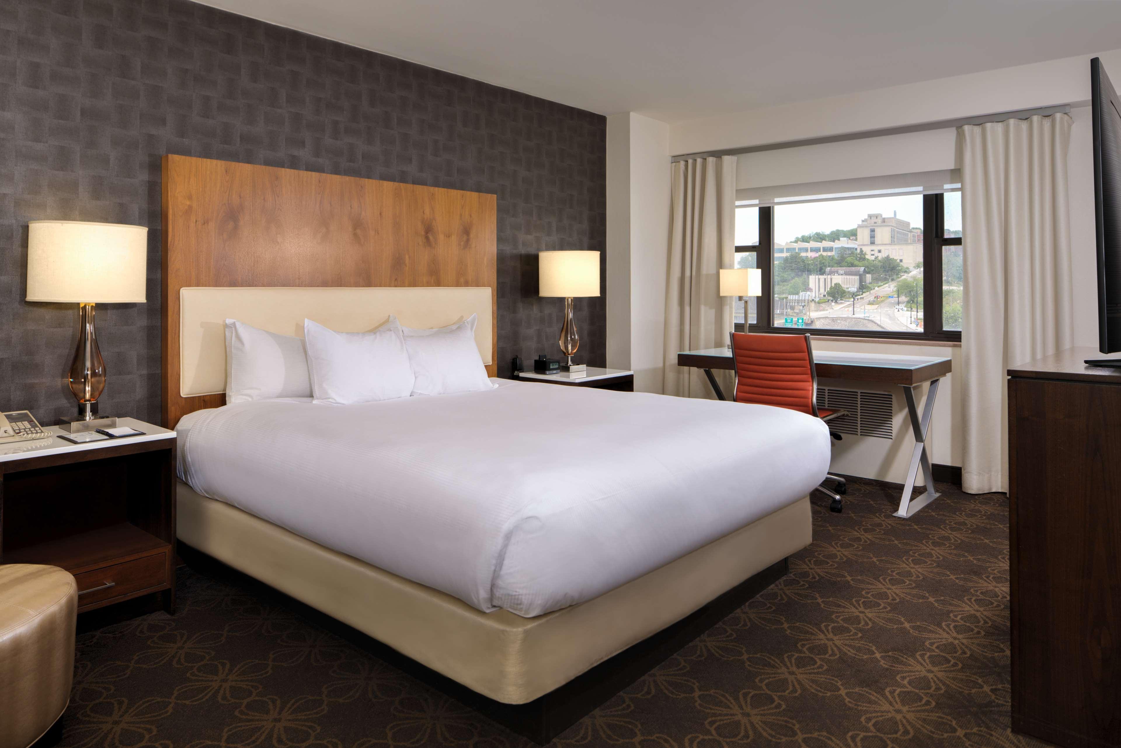 Doubletree By Hilton Hotel & Suites Pittsburgh Downtown Bagian luar foto
