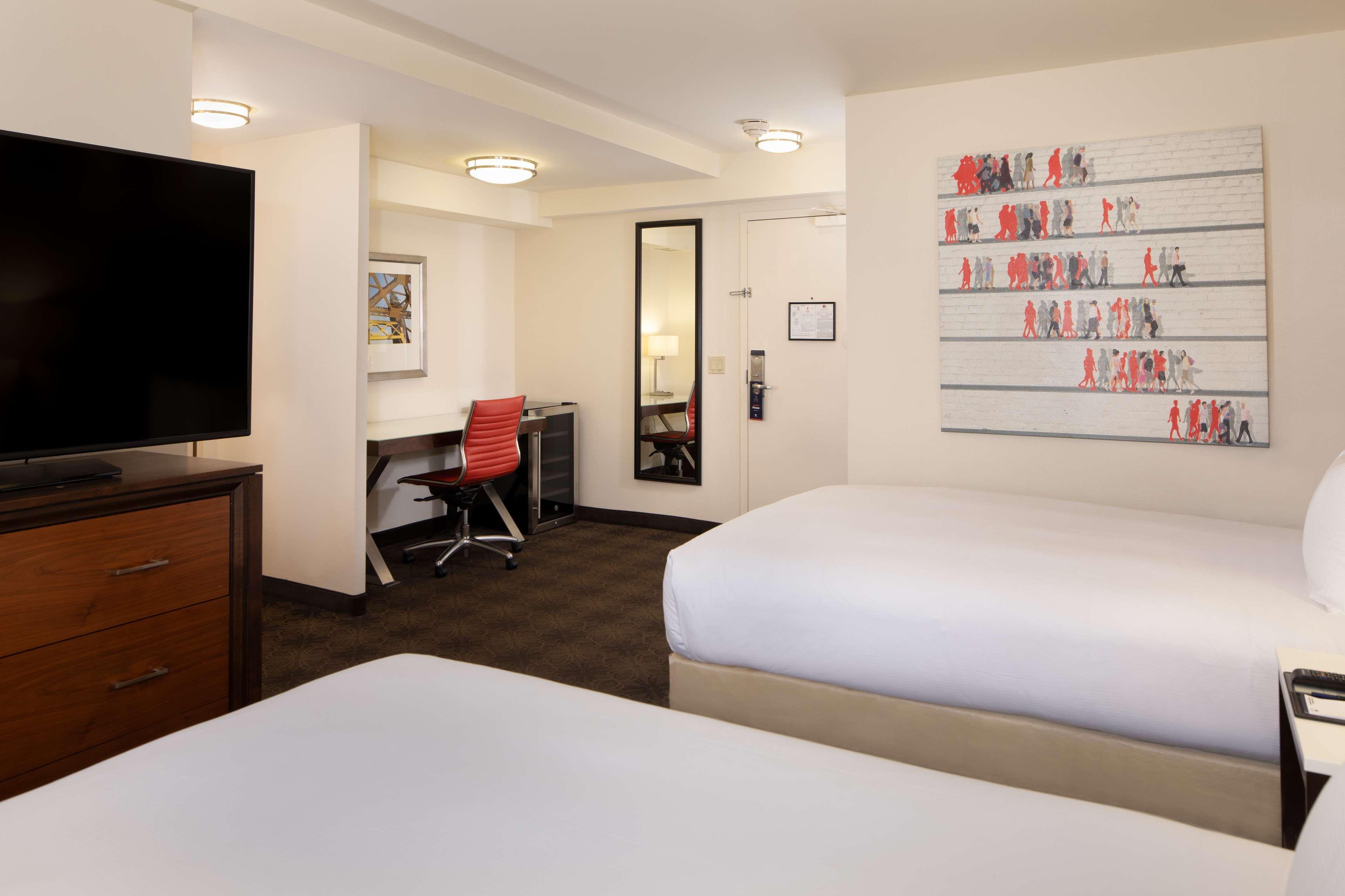 Doubletree By Hilton Hotel & Suites Pittsburgh Downtown Bagian luar foto