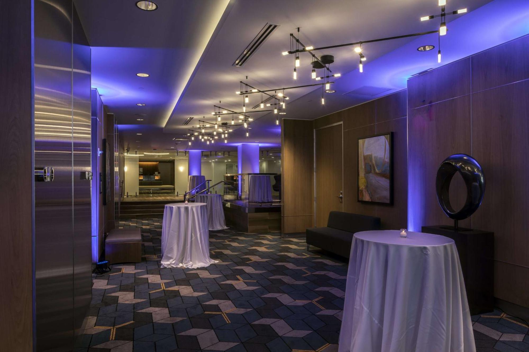 Doubletree By Hilton Hotel & Suites Pittsburgh Downtown Bagian luar foto