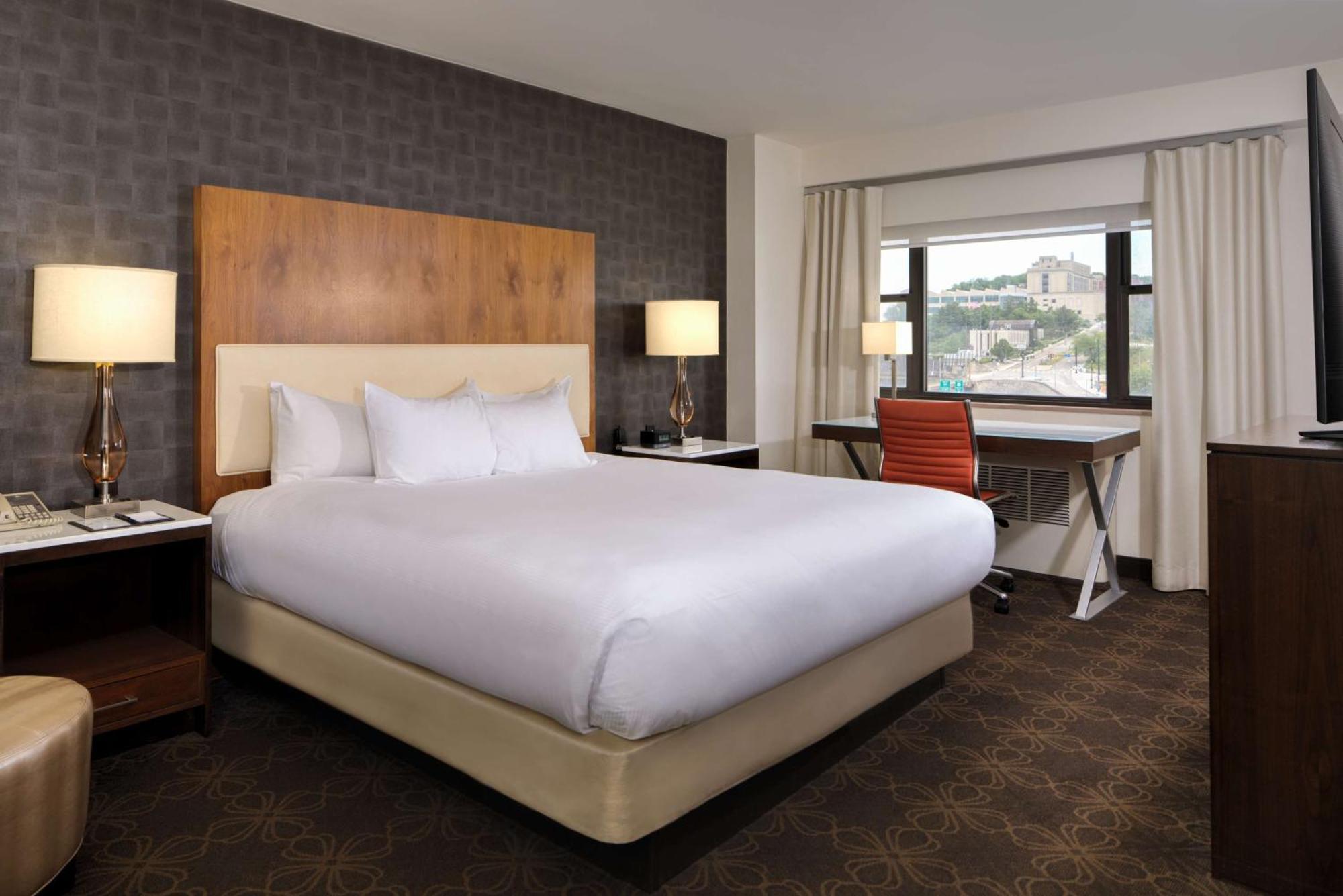 Doubletree By Hilton Hotel & Suites Pittsburgh Downtown Bagian luar foto