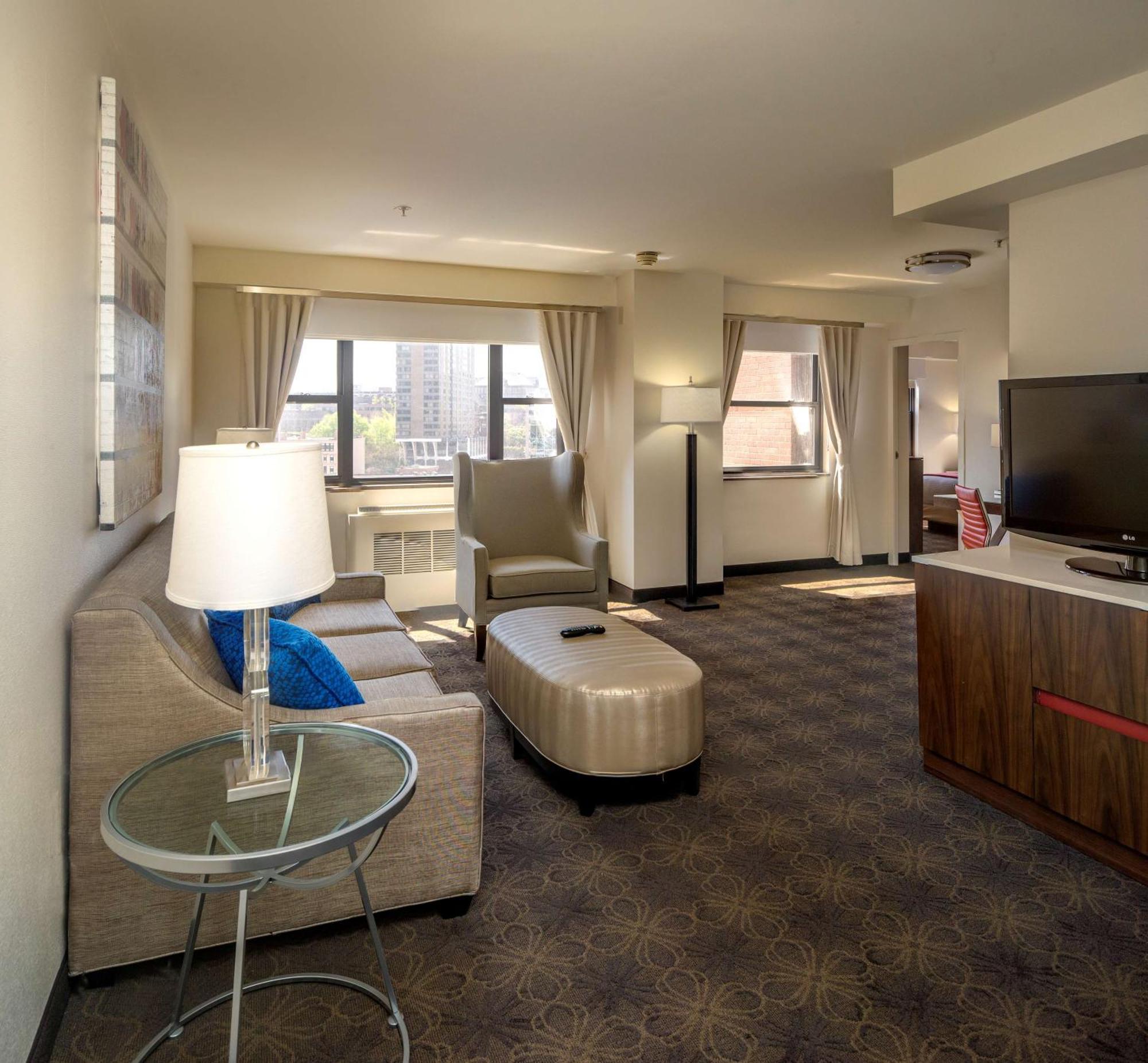 Doubletree By Hilton Hotel & Suites Pittsburgh Downtown Bagian luar foto